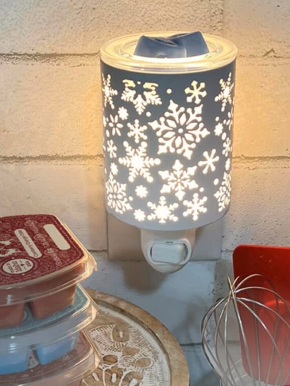 SCENTSY "Catching Snowflakes" Mini Plug-in Warmer - Picture 2 of 11